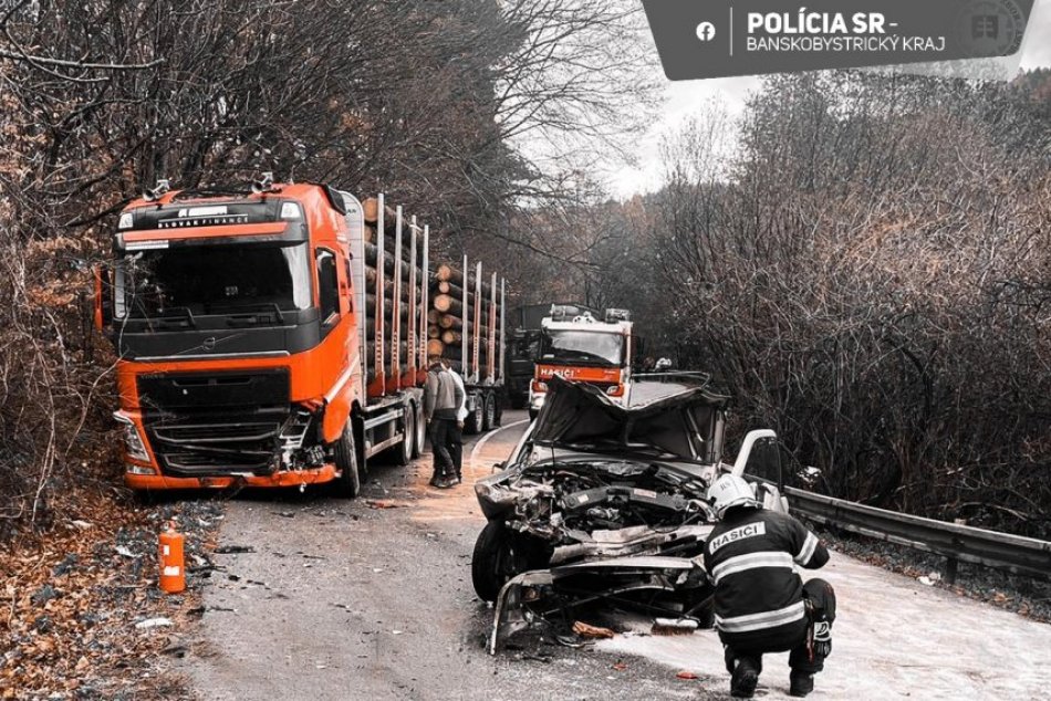 Ilustračný obrázok k článku Vodič NEPREŽIL zrážku s kamiónom: Policajti zverejnili nové INFO z miesta TRAGÉDIE, FOTO