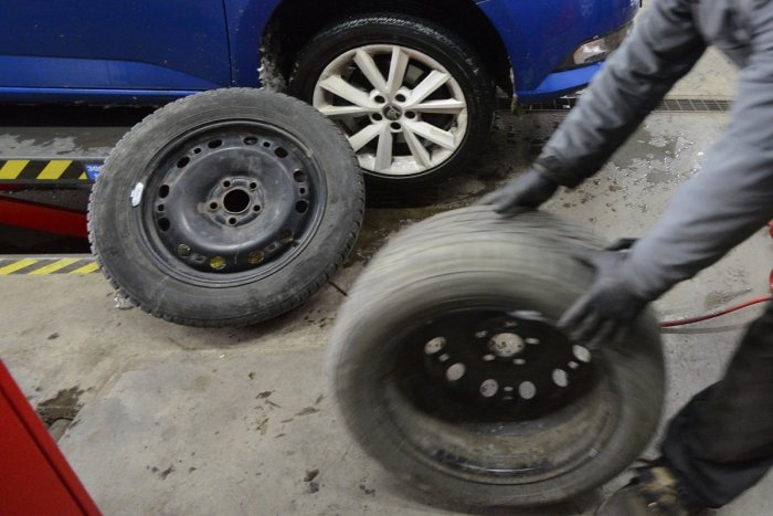Ilustračný obrázok k článku Chystáte sa na nákupy do zahraničia? Dbajte na zimné pneumatiky! Kedy sú povinné?