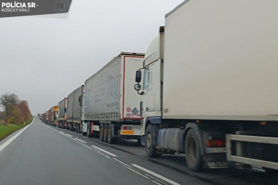 Ilustračný obrázok k článku Situácia sa nezlepšuje: Pred hraničným priechodom je stále obrovská KOLÓNA kamiónov