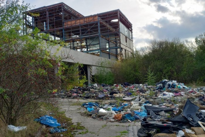 Ilustračný obrázok k článku Haldy odpadkov konečne zmiznú: Zdevastovaný areál bývalého Milexu začali čistiť