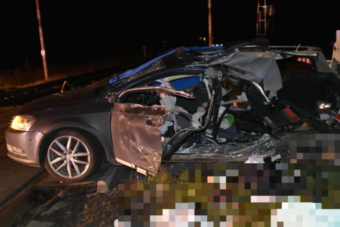 Ilustračný obrázok k článku Hrôzostrašná nehoda na východe: Vodič na Passate vošiel do dráhy VLAKU, toto zostalo z auta!