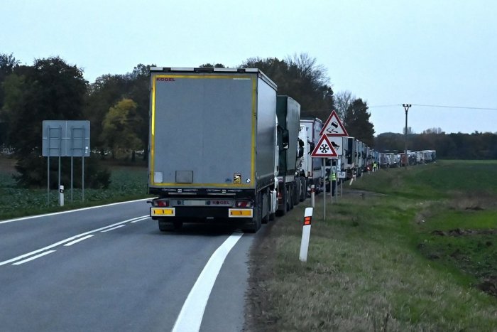 Ilustračný obrázok k článku Dopravcovia hodinu blokovali hraničný priechod Vyšné Nemecké: Počkáme ešte 7 dní a potom..!