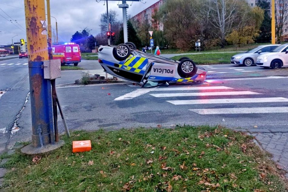 Ilustračný obrázok k článku V Prešove došlo k HROZIVEJ nehode: Policajné auto po nej skončilo na streche, FOTO