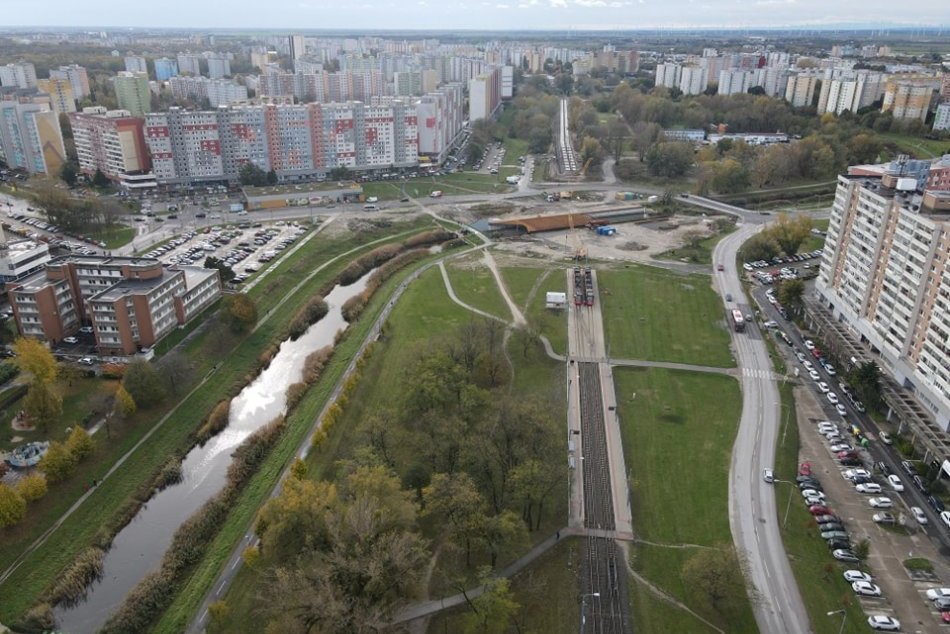 Ilustračný obrázok k článku POZRITE, konečne sa stavba v Petržalke podobá na električkovú trať: Už pribudli aj KOĽAJE! FOTO