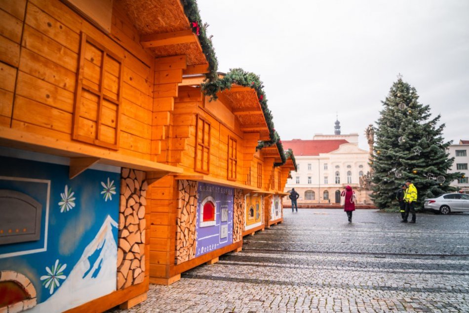 Ilustračný obrázok k článku V Trnave sa o pár dní začnú vianočné trhy: Na námestí už postavili stánky