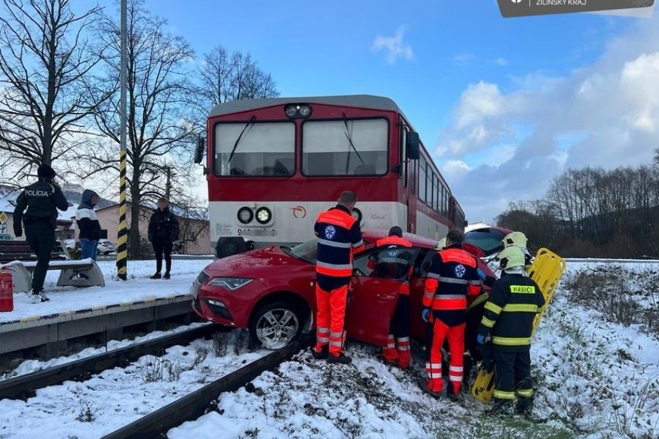 Ilustračný obrázok k článku HRÔZOSTRAŠNÉ zábery zo zrážky vlaku a vozidla: Šofér zostal s autom ZAKLIESNENÝ! FOTO