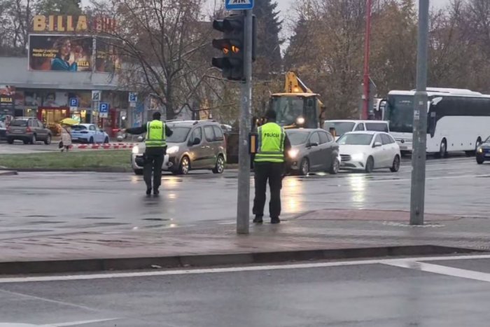Ilustračný obrázok k článku V centre Trnavy nefungujú semafory: Dopravu riadia policajti