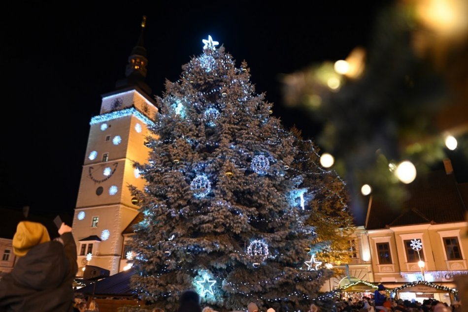 Ilustračný obrázok k článku Do Trnavy dorazili Vianoce: Rozsvietením stromčeka sa začali adventné trhy, FOTO