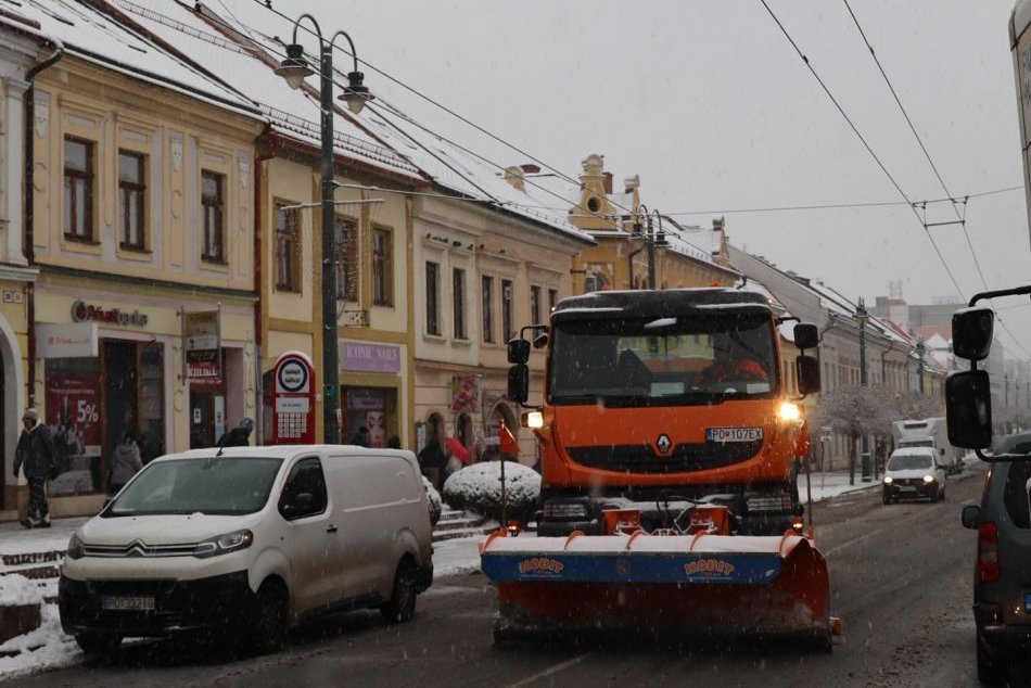 Ilustračný obrázok k článku PRVÉ výrazné sneženie v Prešove je tu! Mesto reaguje: V teréne sú desiatky pracovníkov