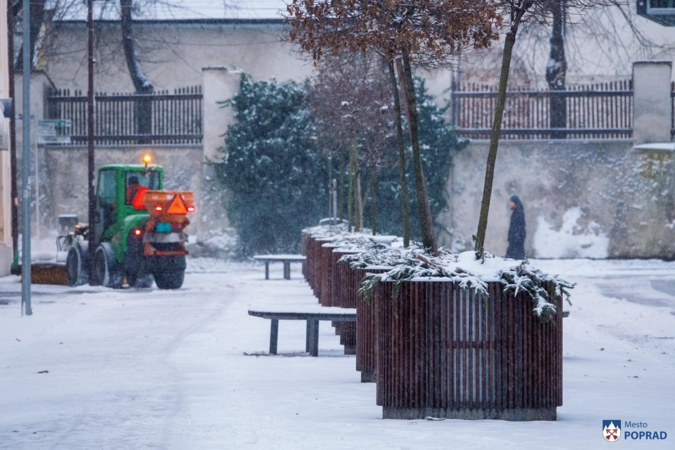Ilustračný obrázok k článku FOTO z mesta: Sneženie zamestnalo Popradčanov, v teréne boli mechanizmy od skorého rána