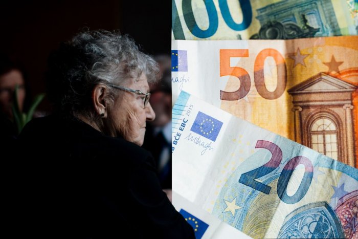 Ilustračný obrázok k článku Dôchodcov potešia STOVKY eur navyše: Vyplatia im ich ešte PRED Vianocami