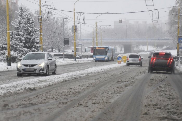 Ilustračný obrázok k článku Husté sneženie, utlačený sneh, šmýkajúce autá. Aktuálne z ciest v Košickom kraji!