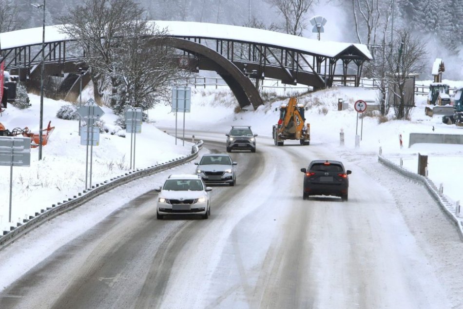 Ilustračný obrázok k článku Donovaly UZAVRELI pre autá dlhšie ako 10 metrov: Na ceste je vrstva zľadovateného snehu