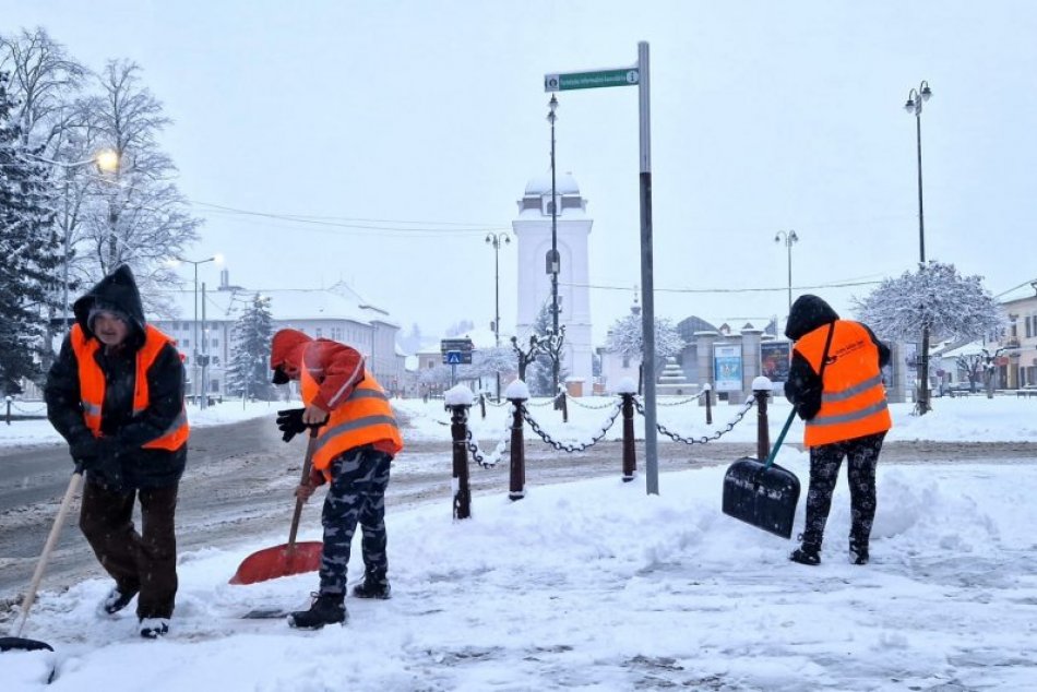 Ilustračný obrázok k článku Brezno zasypal SNEH: Vonku je všetka zimná technika aj pracovníci, reaguje primátor, FOTO