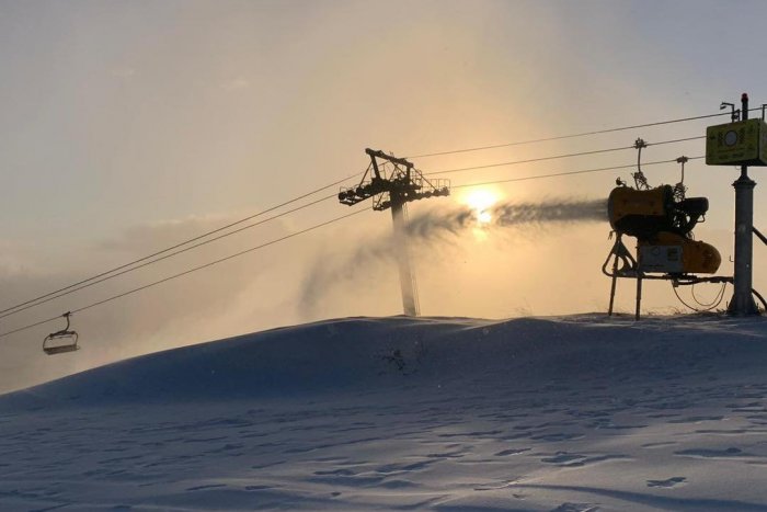 Ilustračný obrázok k článku Skvelá správa pre lyžiarov: Tohtoročnú sezónu odštartujú na Štrbskom Plese o TÝŽDEŇ skôr