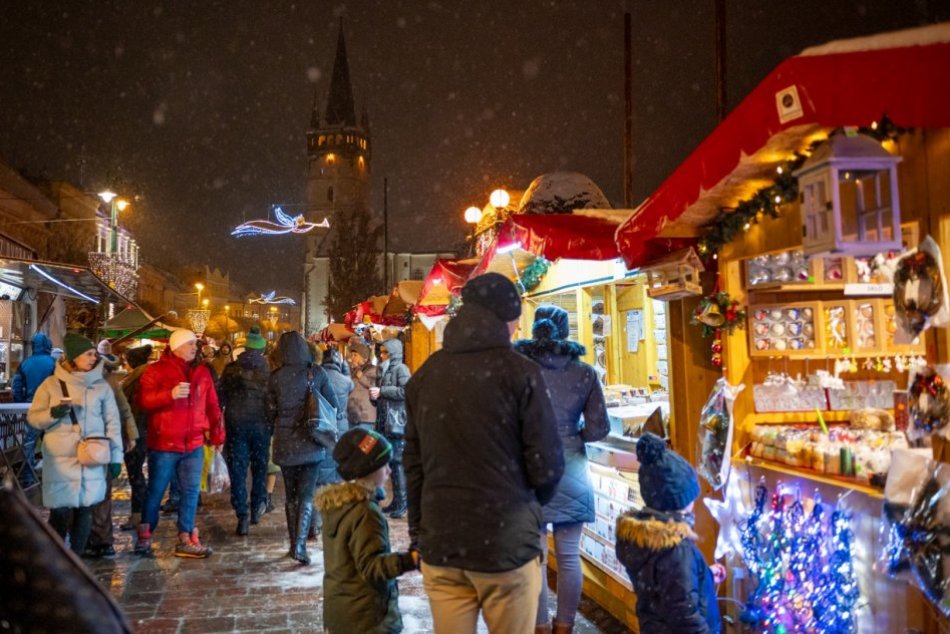Ilustračný obrázok k článku Prešovské vianočné trhy plné ligotavých farieb: Vychutnajte si večernú atmosféru, FOTO