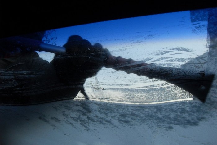 Ilustračný obrázok k článku Čistíte auto od ľadu a snehu s naštartovaným motorom? Odborníci dvíhajú varovný prst!