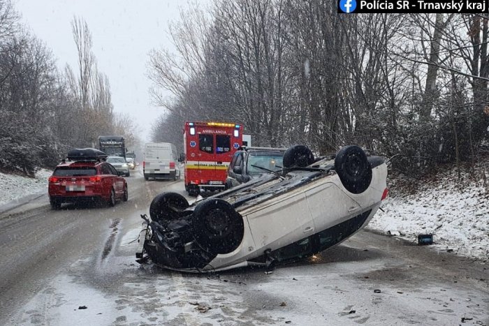 Ilustračný obrázok k článku Auto na streche aj mimo cesty: Sneženie v trnavskom regióne spôsobilo početné nehody