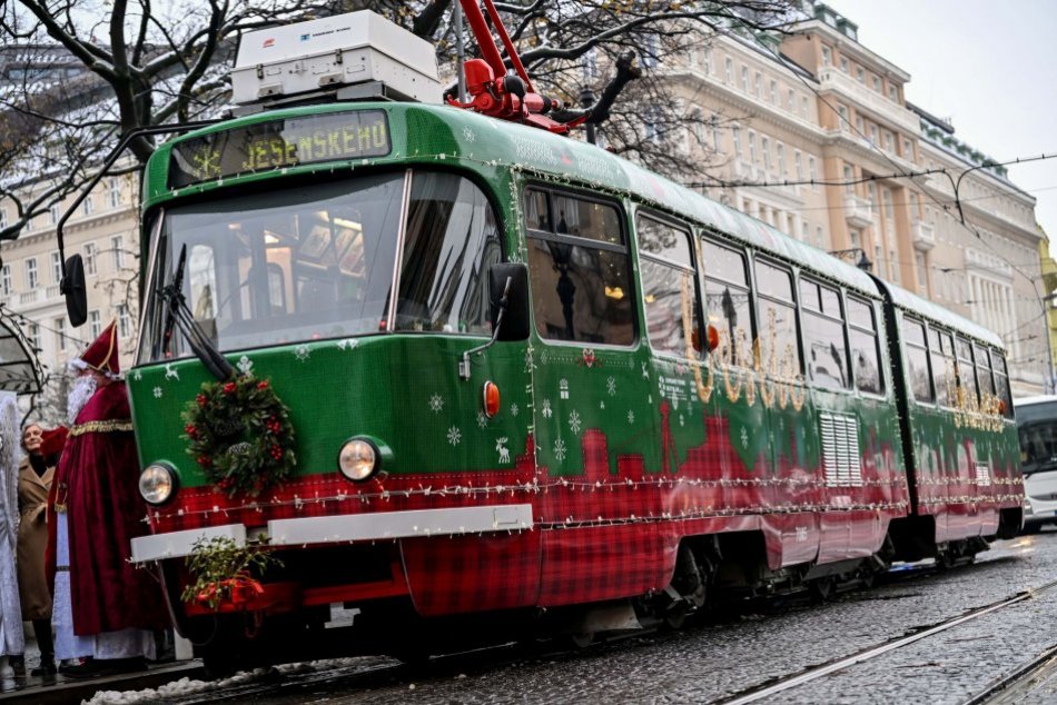 Ilustračný obrázok k článku Toto je ONA! V centre Bratislavy bude opäť jazdiť vianočná električka, FOTO