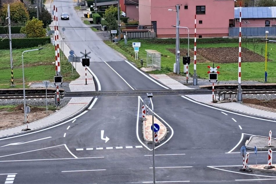 Ilustračný obrázok k článku Smrtiacu križovatku v Rožkovanoch dokončili: Miesto je zmenené na nepoznanie, FOTO