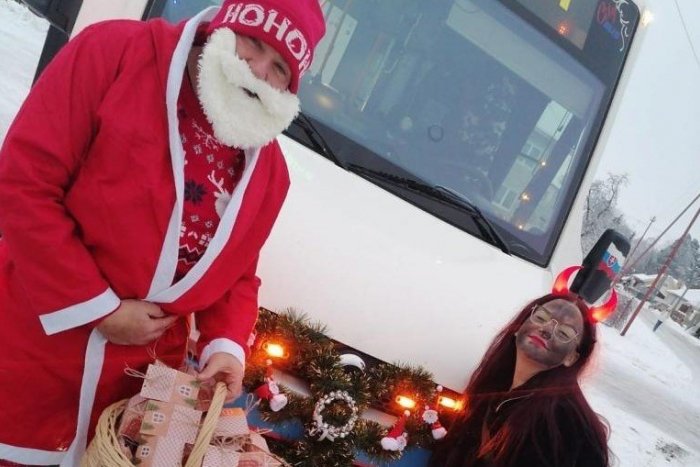 Ilustračný obrázok k článku Deti vo Svite potešil netradičný Mikuláš: Sladkosti rozdával ako šofér autobusu, FOTO
