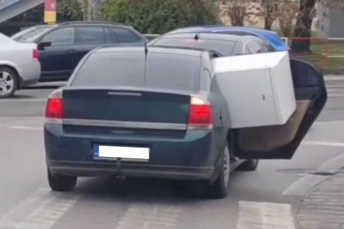 Ilustračný obrázok k článku Kežmarčan baví internet: Neuveríte, ako šofér naložil CHLADNIČKU do auta, VIDEO