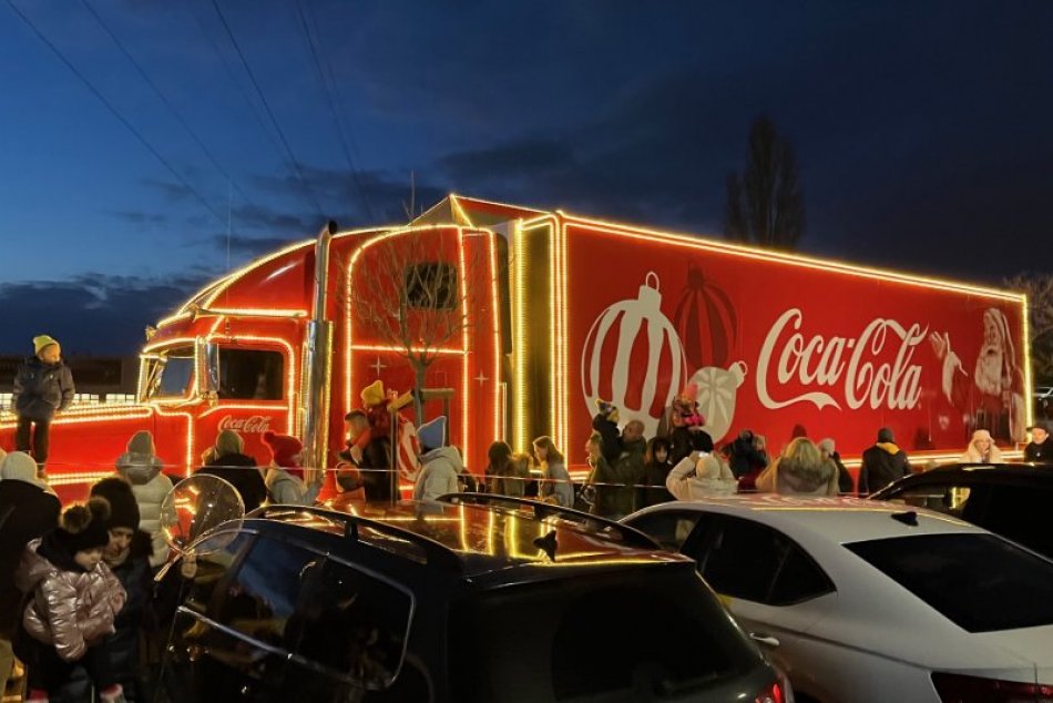Ilustračný obrázok k článku ZAŽITE pravé kúzlo Vianoc v týchto mestách: Vianočný kamión Coca-Cola už brázdi Slovensko!