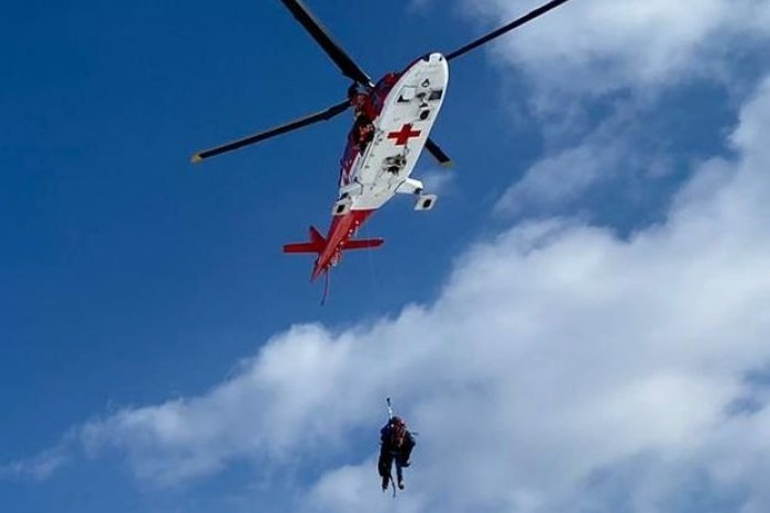 Ilustračný obrázok k článku Zásah leteckých záchranárov z Popradu: V Tatrách si lyžiar zranil chrbticu a zlomil ruku