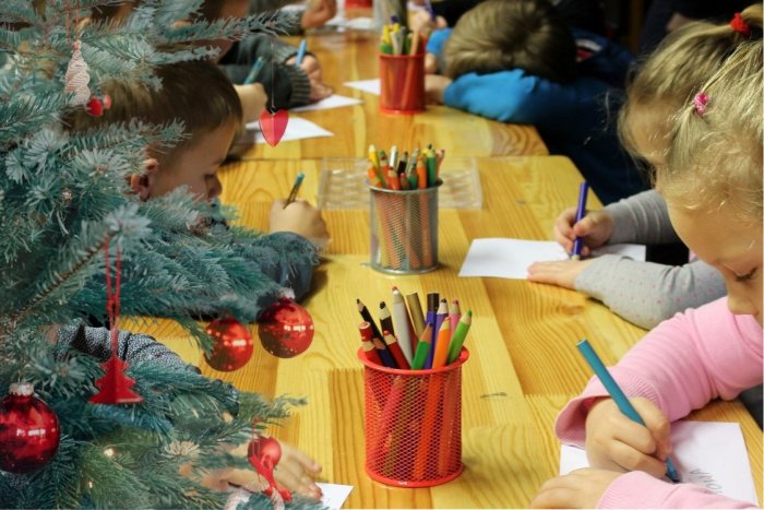 Ilustračný obrázok k článku Pobúrení rodičia: Deti v škôlke zostali bez vianočného stromčeka! Dôvod? Náboženská sloboda