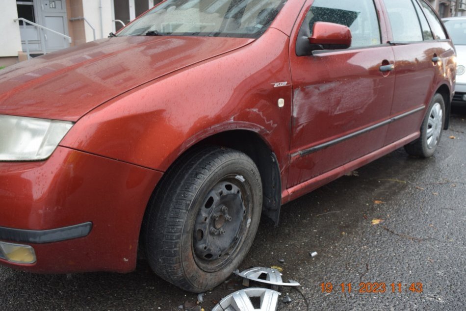 Ilustračný obrázok k článku Nepríjemné prekvapenie: Vodiči si ráno našli poškodené autá, vinník ani nezastavil