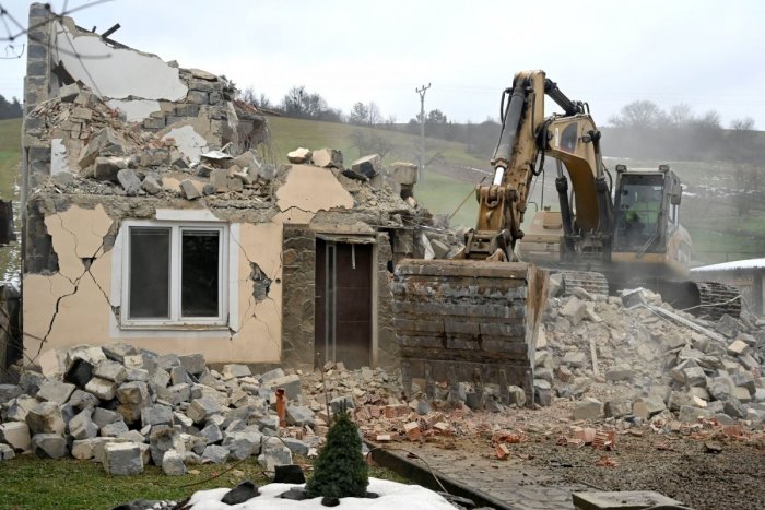 Ilustračný obrázok k článku Smutné zábery z miesta: V obci na východe po zemetrasení búrajú dom, FOTO