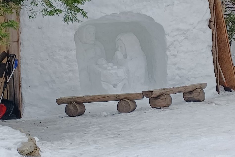 Ilustračný obrázok k článku Nádherný Betlehem zo snehu je v Tatrách dokončený: Potrebné však bolo povolenie, FOTO
