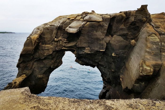 Ilustračný obrázok k článku Svet prišiel o svetoznámu ATRAKCIU: Slávny skalný oblúk Sloní chobot sa ZRÚTIL do mora