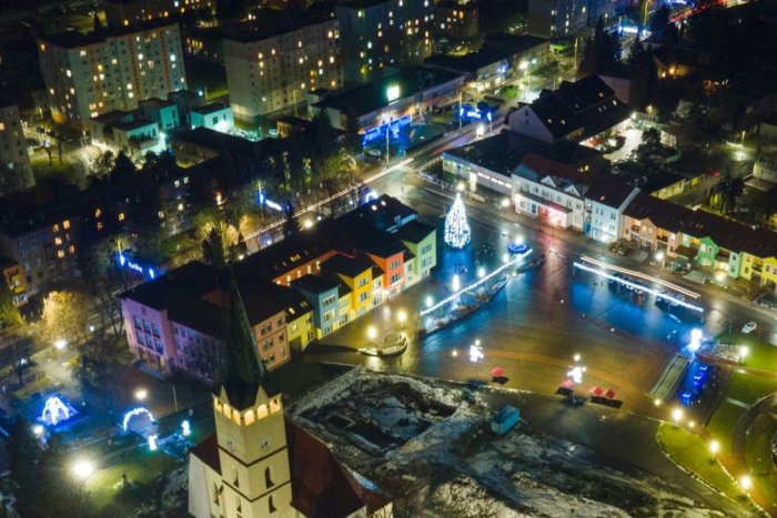 Ilustračný obrázok k článku Užiť si vianočné trhy môžete aj v Stropkove: Mesto ponúka tiež magický výhľad z veže
