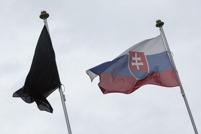 Ilustračný obrázok k článku Znak solidarity s Českom: Pred Prezidentským palácom vyvesia čiernu vlajku