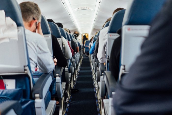 Ilustračný obrázok k článku Ako letieť bezpečnejšie a hygienickejšie? Letuška prezradila, čo na palube NIKDY nerobí