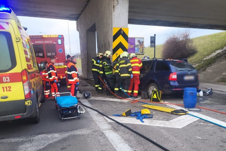 Ilustračný obrázok k článku Ráno na bratislavských cestách poznačila TRAGÉDIA: Vodič narazil do betónového piliera