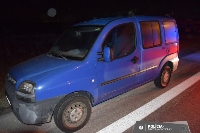Ilustračný obrázok k článku Super práca bratislavských policajtov! Chytili zlodejov, ktorí z dvora domu ukradli auto