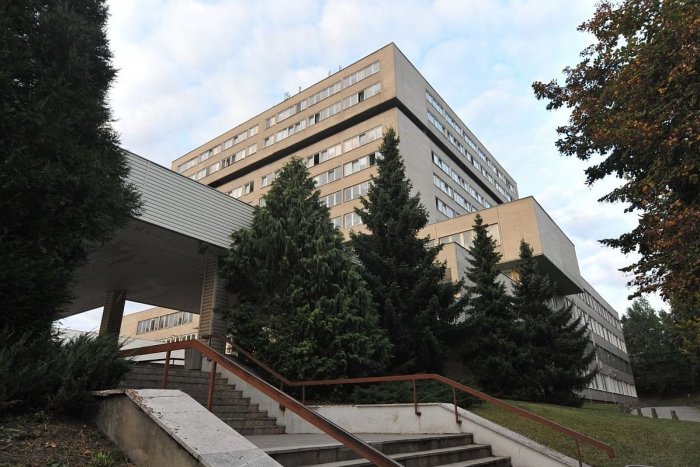 Ilustračný obrázok k článku Prešovská nemocnica sa TOPÍ v dlhoch! Dostanú sa PACIENTI k zdravotnej starostlivosti?