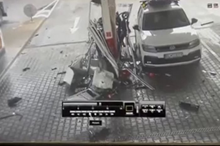 Ilustračný obrázok k článku VIDEO Hrozivej nehody na D1: Bulharský vodič zrejme zaspal a ZDEMOLOVAL stojan pumpy!
