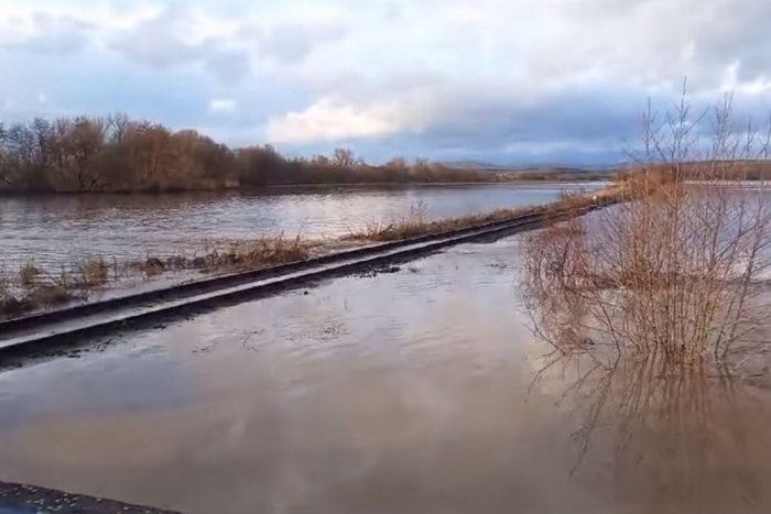 Ilustračný obrázok k článku POVODEŇ na južnom Slovensku: Voda sa vyliala z koryta a zaplavila aj železničnú trať
