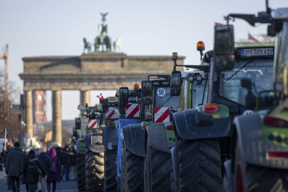 Ilustračný obrázok k článku Nemecko OCHROMILI protesty farmárov: ZABLOKOVALI cesty aj diaľnice, FOTO