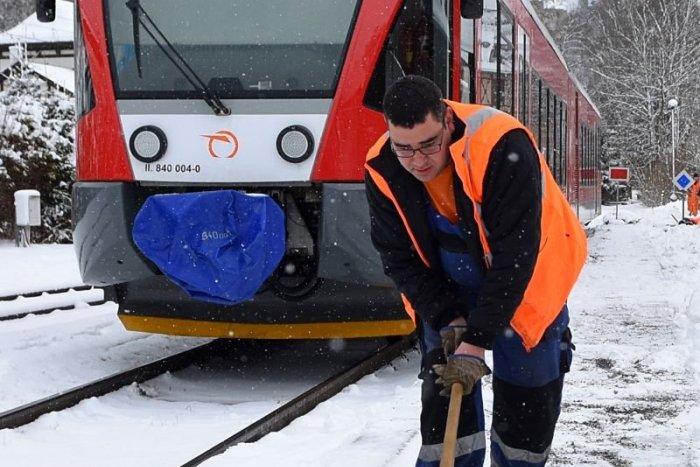 Ilustračný obrázok k článku Mrazy dali zabrať železniciam: Dochádza k LOMOM koľajníc, ŽSR eviduje problémy