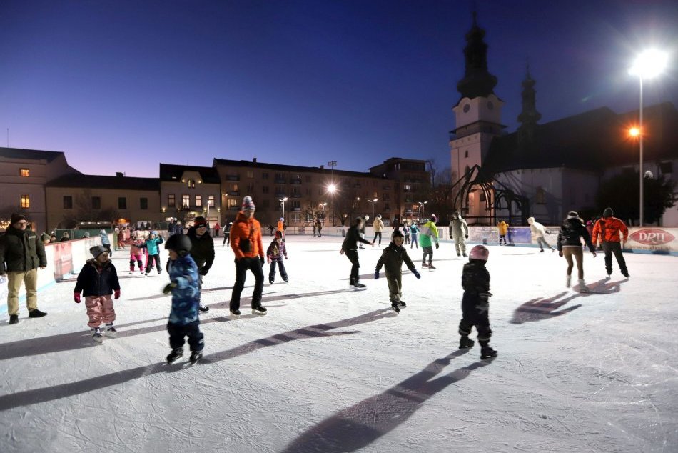 Ilustračný obrázok k článku Zimné ATRAKCIE v srdci Slovenska: Ľudia sa korčuľujú priamo na námestiach, FOTO