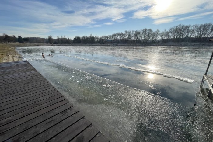 Ilustračný obrázok k článku Otužovanie či korčuľovanie: Prešovčania už využívajú Delňu, ktorá konečne zamrzla