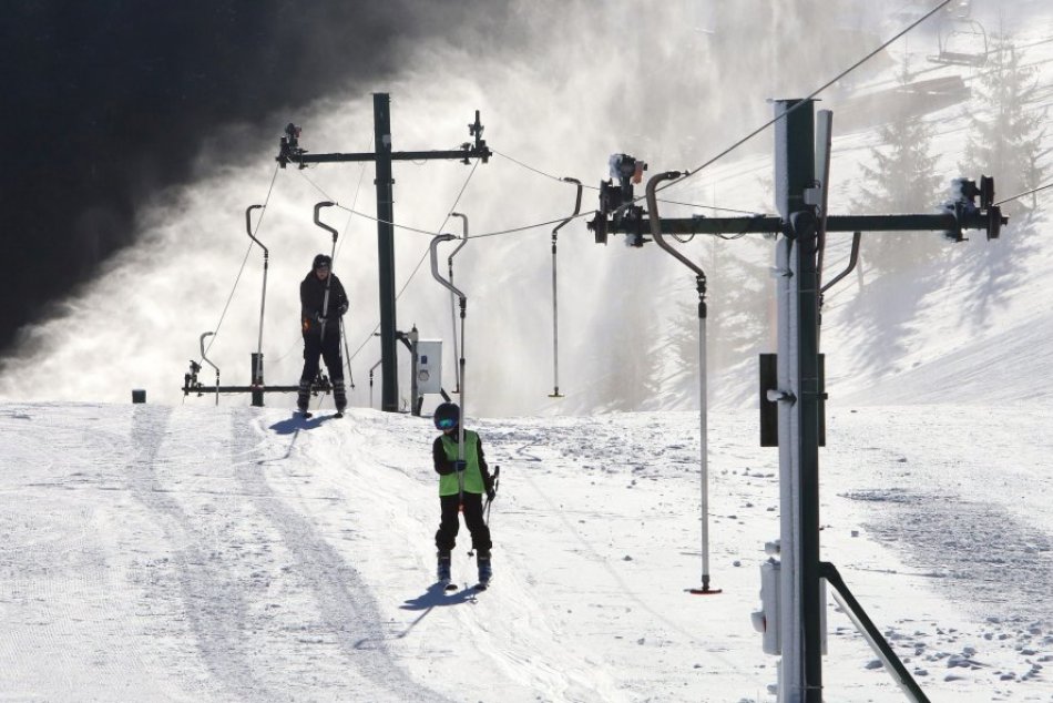 Ilustračný obrázok k článku Udreli MRAZY, no zima je na sneh skúpa: Čo ZACHRAŇUJE zážitky lyžiarov? FOTO