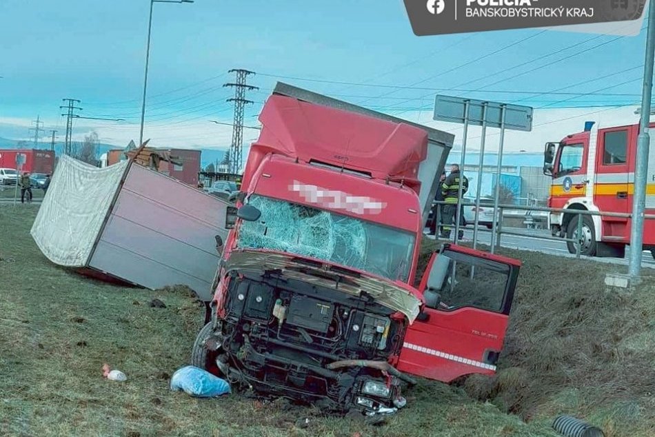 Ilustračný obrázok k článku Vodiča pri nehode VYMRŠTILO z nákladiaku: ZDEMOLOVAL zastávku, na ktorej sedela žena, FOTO