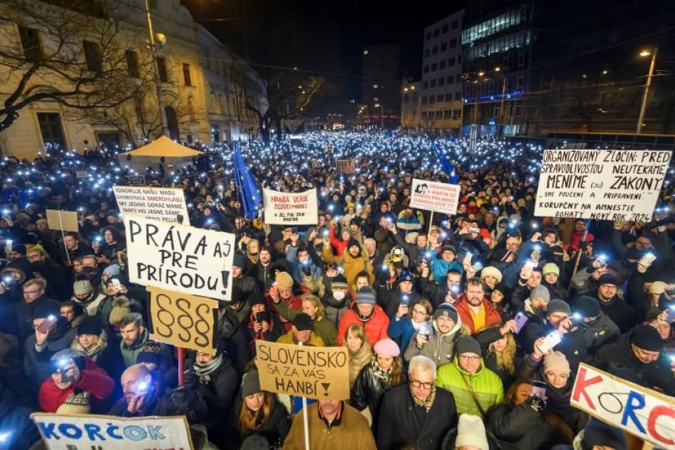 Ilustračný obrázok k článku Do ulíc vyšlo VIAC Slovákov ako pred Vianocami: Účasť na protestoch odhadujú na vyše 20-TISÍC