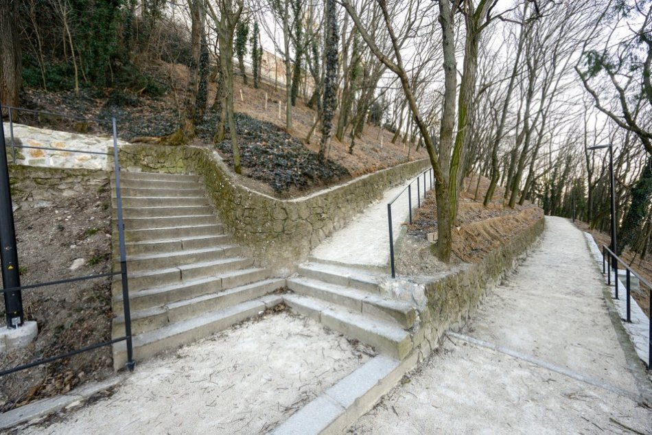 Ilustračný obrázok k článku Hradný kopec je opäť prístupný verejnosti: Pribudli nové chodníky, schody aj vyhliadky, FOTO