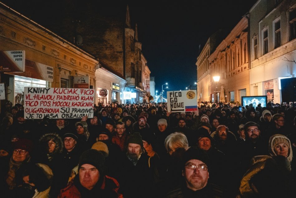 Ilustračný obrázok k článku Nitra sa zapojila do protivládneho protestu: Dav ľudí zaplnil pešiu zónu, FOTO